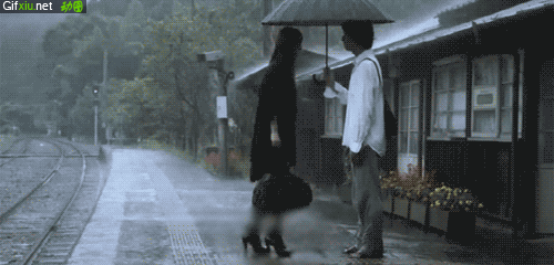情侣在雨中拥抱的动态图片(点击浏览下一张趣图)