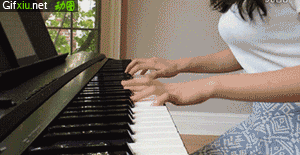 弹钢琴的巨乳美女图片(点击浏览下一张趣图)