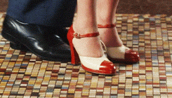 红色高跟鞋美女动态图片(点击浏览下一张趣图)