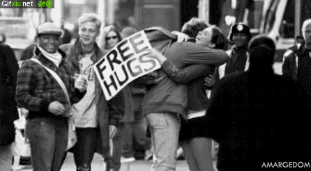 情侣街头拥抱图片(点击浏览下一张趣图)