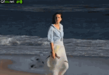 穿裙子的美女海边散步动态图片(点击浏览下一张趣图)
