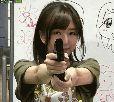 可爱美女拿着手枪对着你的动态图片(点击浏览下一张趣图)