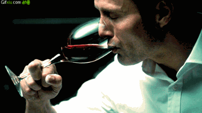 男人喝红酒的动态图片(点击浏览下一张趣图)