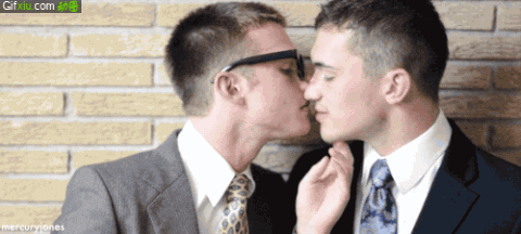 两个外国西装男人亲吻的动态图片(点击浏览下一张趣图)