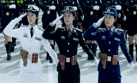 女兵阅兵敬礼的动态图片(点击浏览下一张趣图)