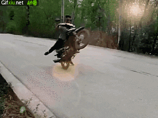农村小伙骑摩托车摔倒搞笑动态图片(点击浏览下一张趣图)