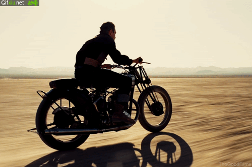 男人骑摩托车动态图片(点击浏览下一张趣图)