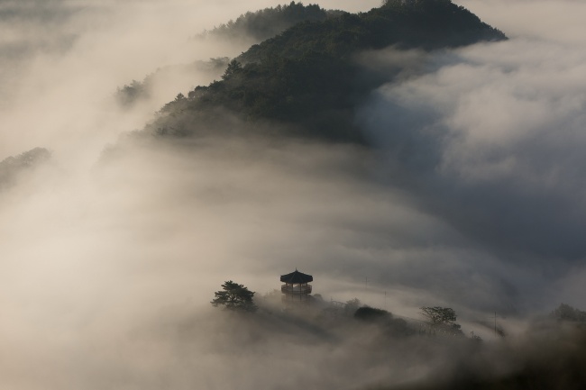 云雾缭绕的高山图片(点击浏览下一张趣图)