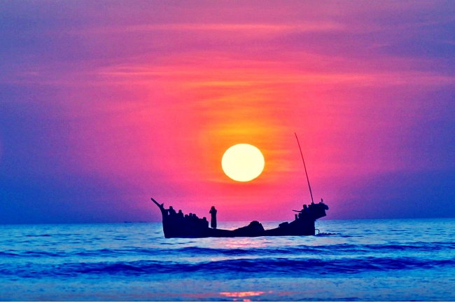 黄昏大海夕阳船舶图片(点击浏览下一张趣图)