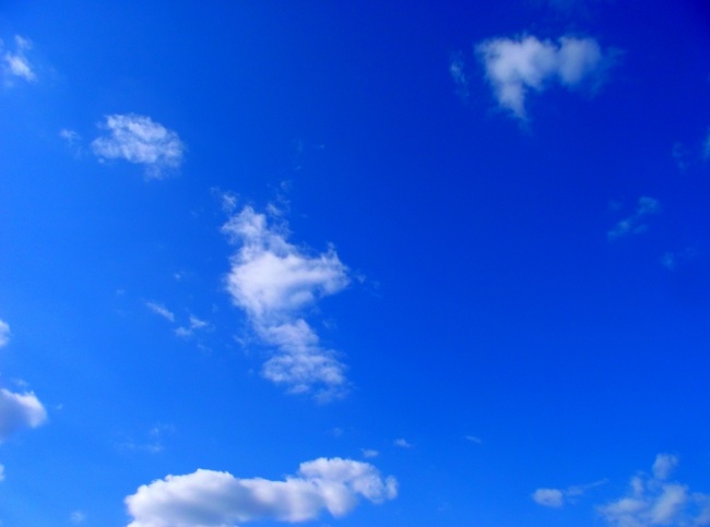 蓝色天空图片(点击浏览下一张趣图)