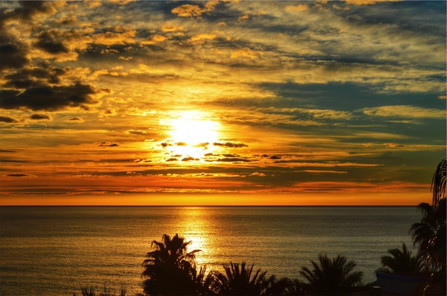 大海黄昏夕阳图片(点击浏览下一张趣图)