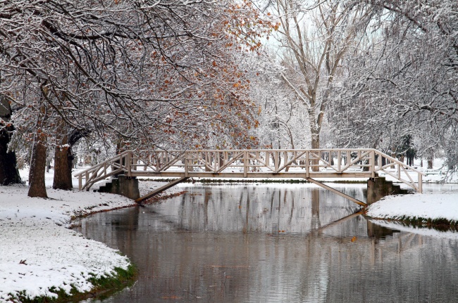 冬季木桥湖泊风景图片(点击浏览下一张趣图)