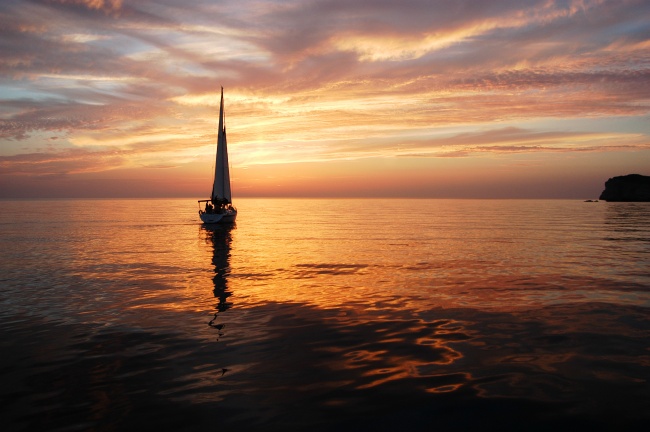 黄昏大海帆船美景图片(点击浏览下一张趣图)
