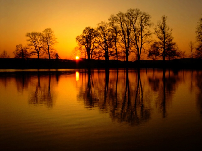 湖泊黄昏夕阳图片(点击浏览下一张趣图)