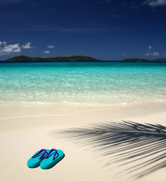 蓝天大海沙滩拖鞋图片(点击浏览下一张趣图)