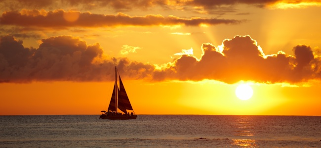 大海落日帆船图片(点击浏览下一张趣图)