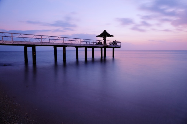 紫色调海边黄昏唯美图片(点击浏览下一张趣图)