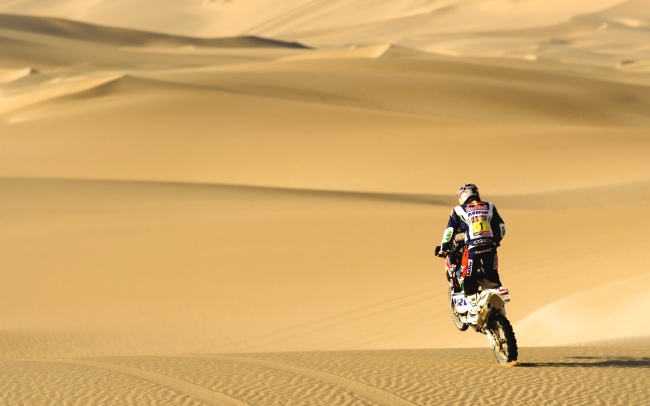 沙漠骑行图片(点击浏览下一张趣图)