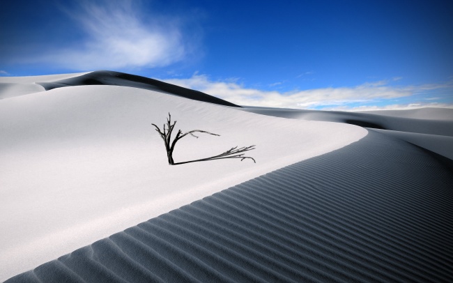 蓝天下的沙漠风光图片(点击浏览下一张趣图)