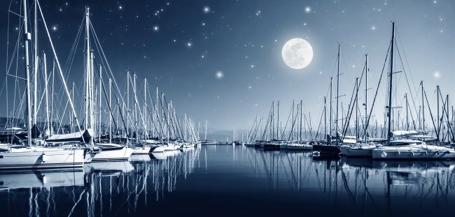 夜空圆月与码头船只图片(点击浏览下一张趣图)