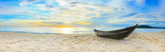 碧海蓝天沙滩小船图片(点击浏览下一张趣图)