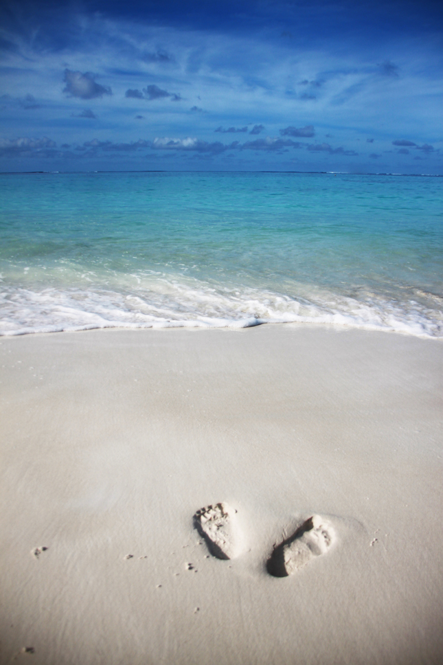 蓝天沙滩脚印图片(点击浏览下一张趣图)