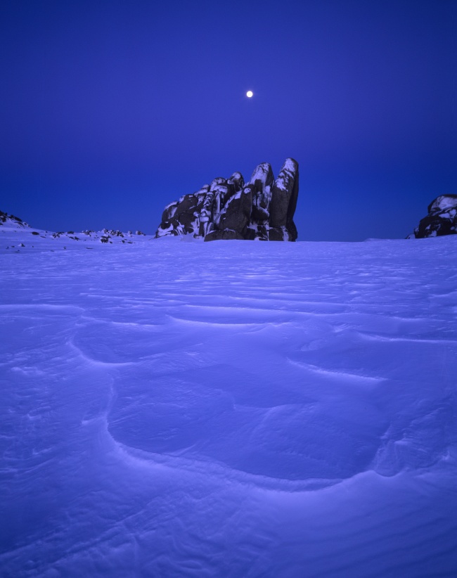 冬天黑夜冰面高清图片(点击浏览下一张趣图)