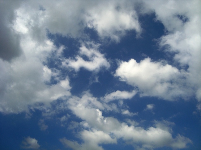 唯美蓝色天空图片(点击浏览下一张趣图)