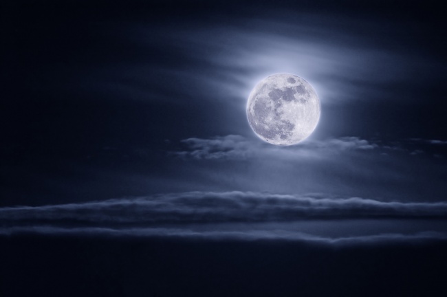 月亮夜景图片(点击浏览下一张趣图)