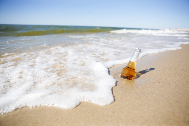 沙滩上的啤酒图片(点击浏览下一张趣图)
