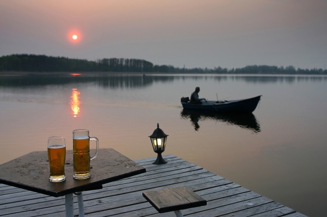 夕阳河边啤酒图片(点击浏览下一张趣图)