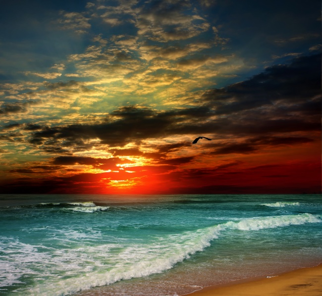 夕阳海边海浪图片(点击浏览下一张趣图)