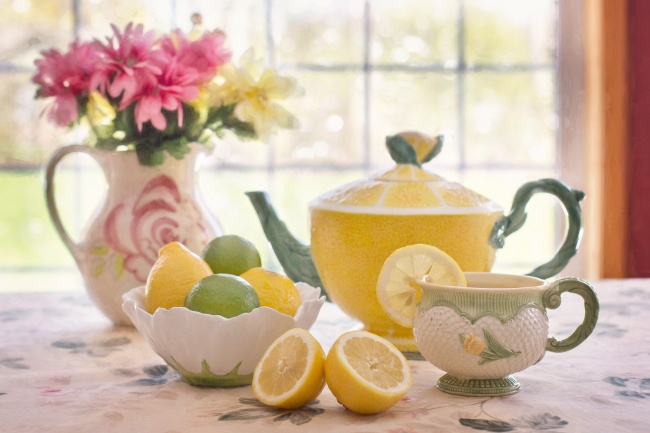 柠檬茶与插花图片(点击浏览下一张趣图)