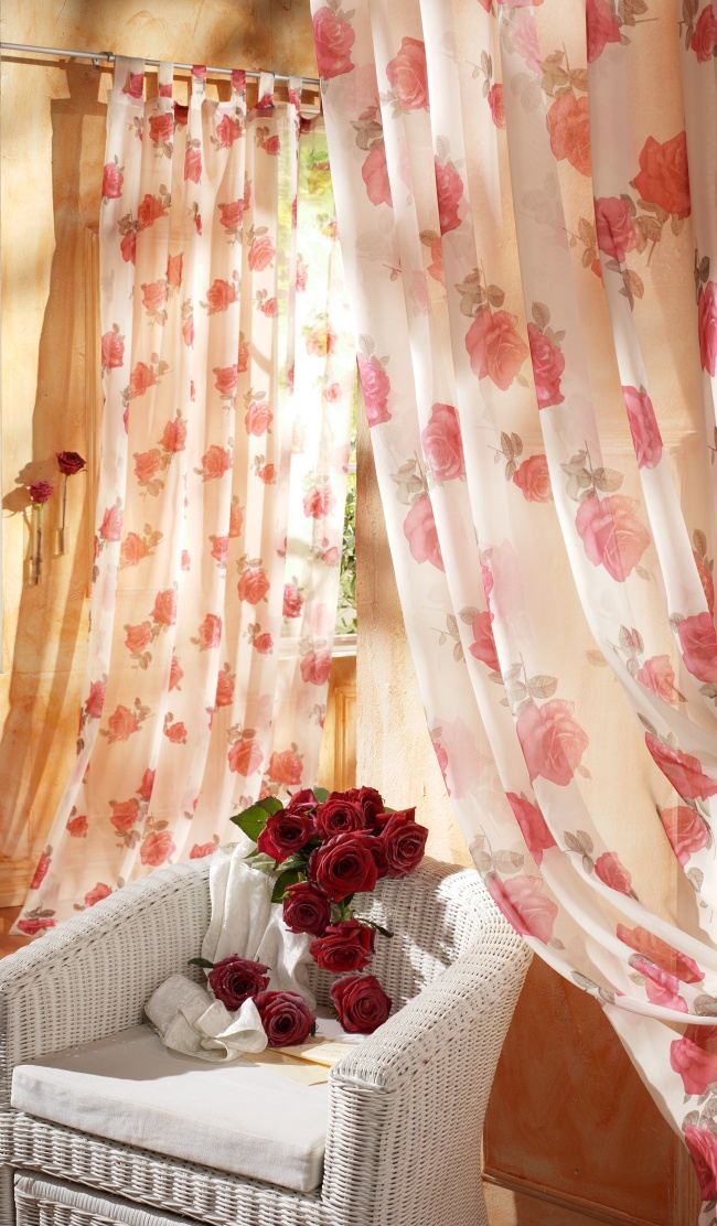 花饰窗帘与圈椅玫瑰花图片(点击浏览下一张趣图)