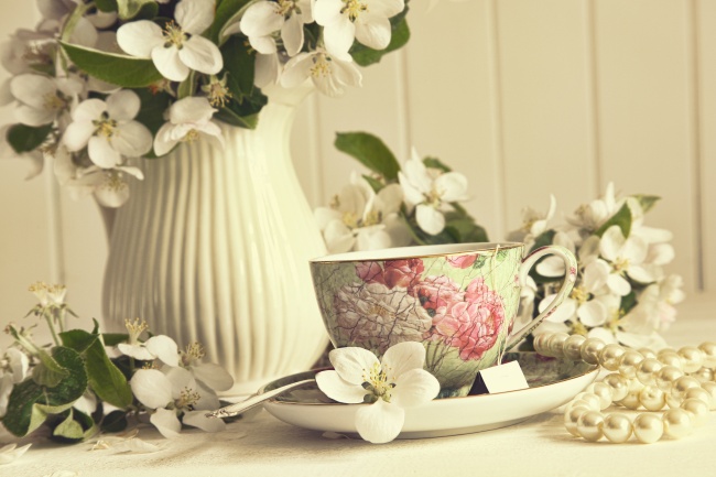 古典茶杯花瓶插花图片(点击浏览下一张趣图)