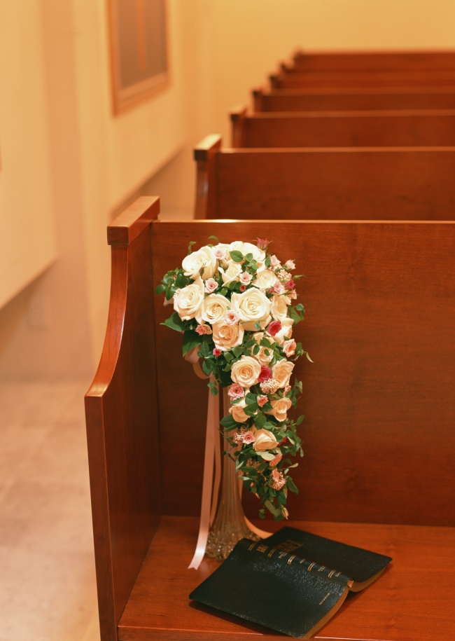 教堂木椅上的花束图片(点击浏览下一张趣图)