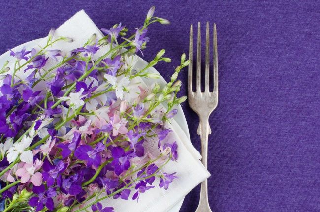 碟子上的紫色花朵图片(点击浏览下一张趣图)