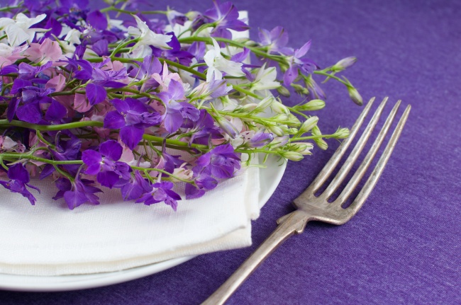 餐桌上的紫色花朵图片(点击浏览下一张趣图)