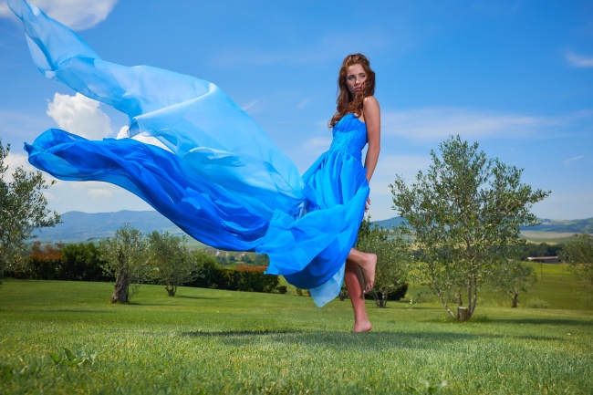 蓝色裙子美女图片(点击浏览下一张趣图)