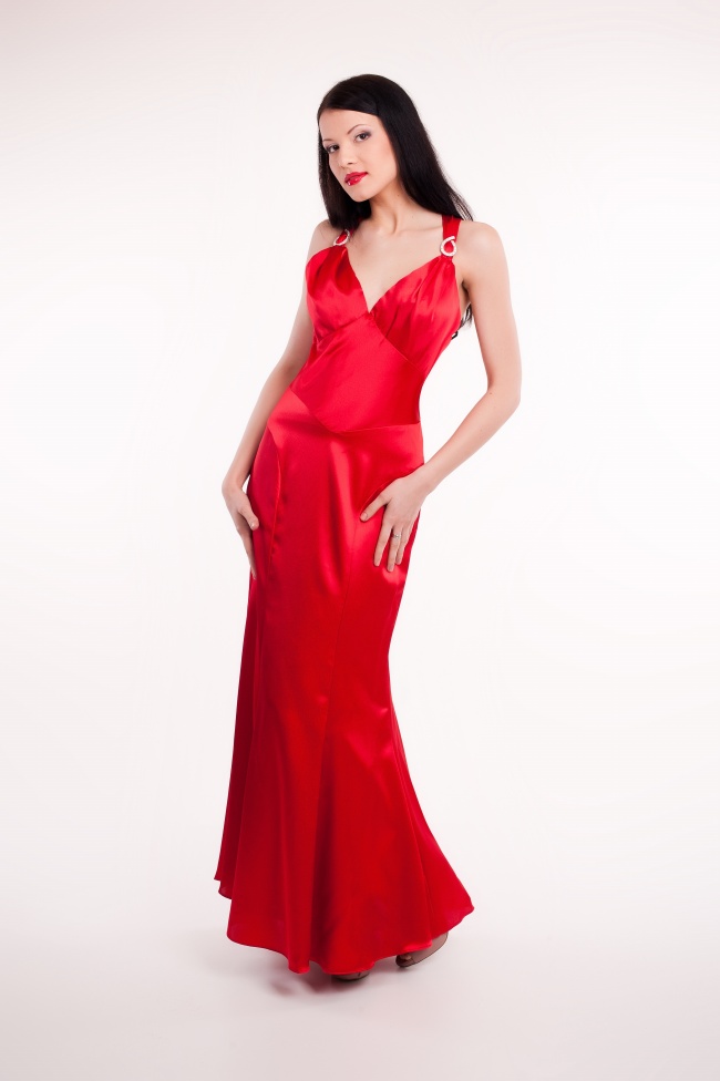 红色晚礼服美女图片(点击浏览下一张趣图)
