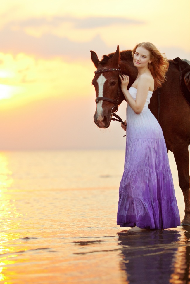 海边紫色裙装美女图片(点击浏览下一张趣图)