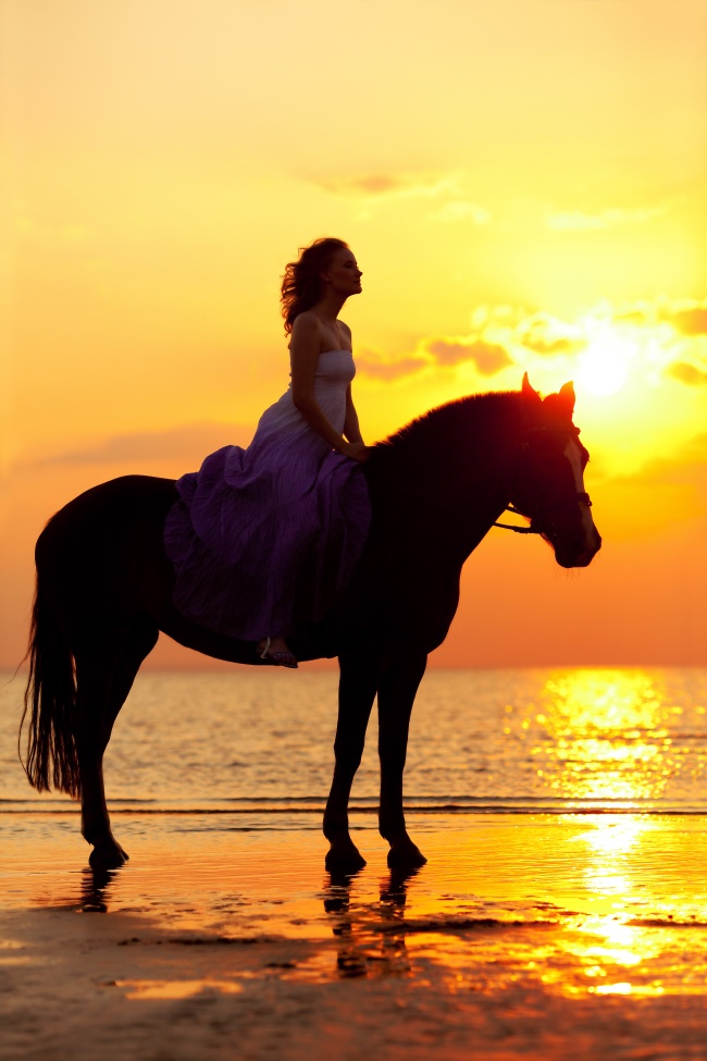 黄昏海边骑马的美女图片(点击浏览下一张趣图)