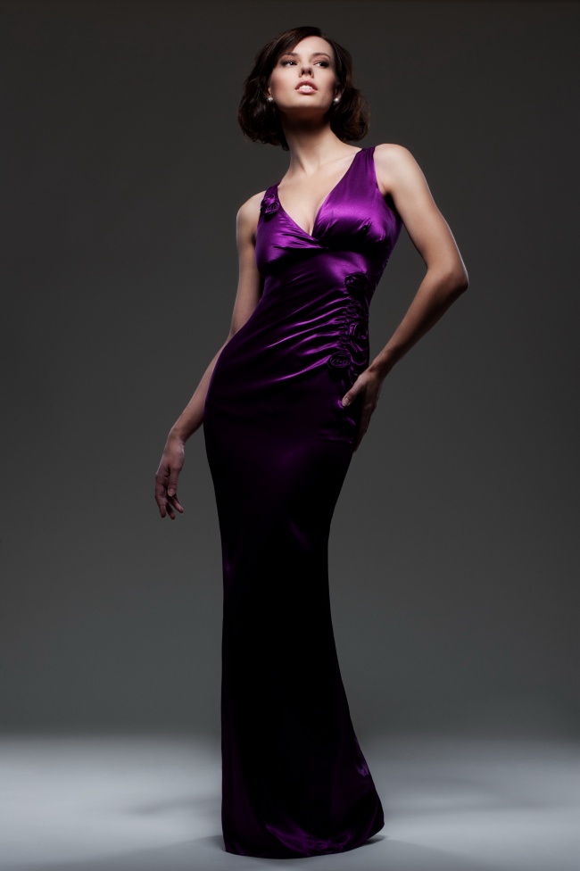 紫色晚礼服美女图片(点击浏览下一张趣图)