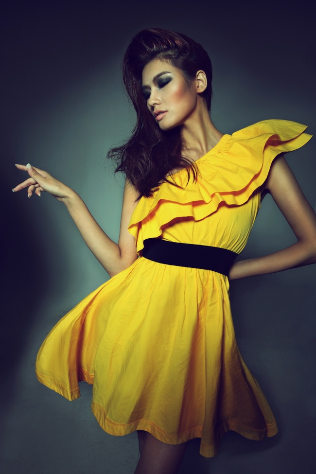 黄色裙装美女图片(点击浏览下一张趣图)