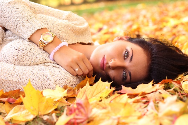 躺在落叶上的美女图片(点击浏览下一张趣图)