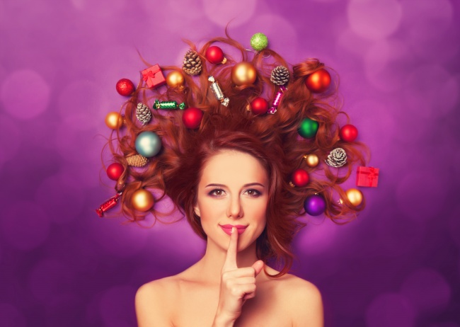 圣诞物品装饰头发的美女图片(点击浏览下一张趣图)