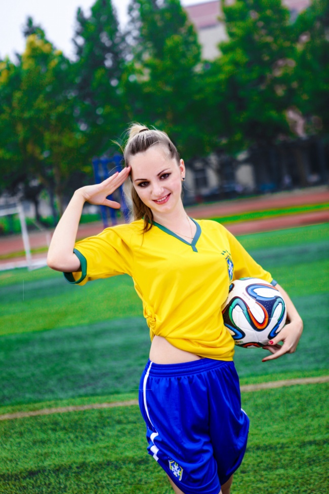 巴西世界杯美女图片(点击浏览下一张趣图)