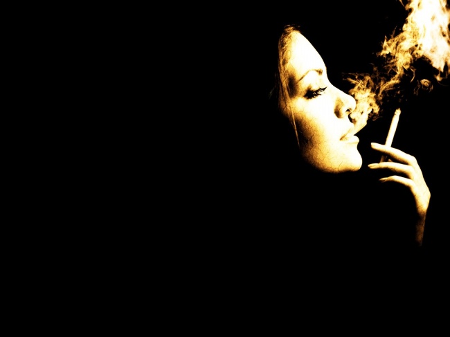 美女抽烟伤感图片(点击浏览下一张趣图)