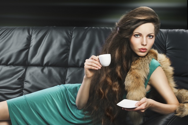 美女喝咖啡唯美意境图片(点击浏览下一张趣图)