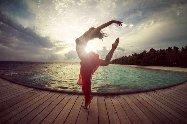 海边跳芭蕾舞的女孩图片(点击浏览下一张趣图)